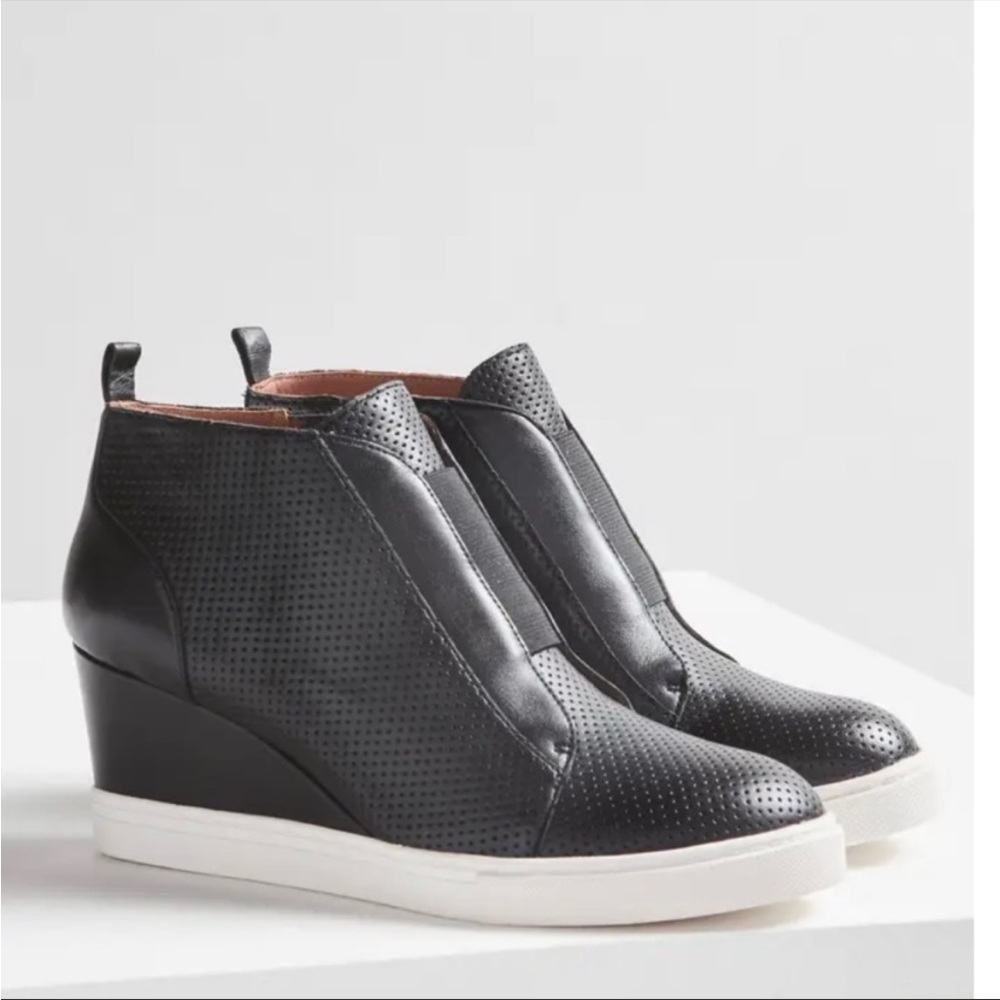 Linea Paola size 5.5 Women’s wedge sneaker black leather